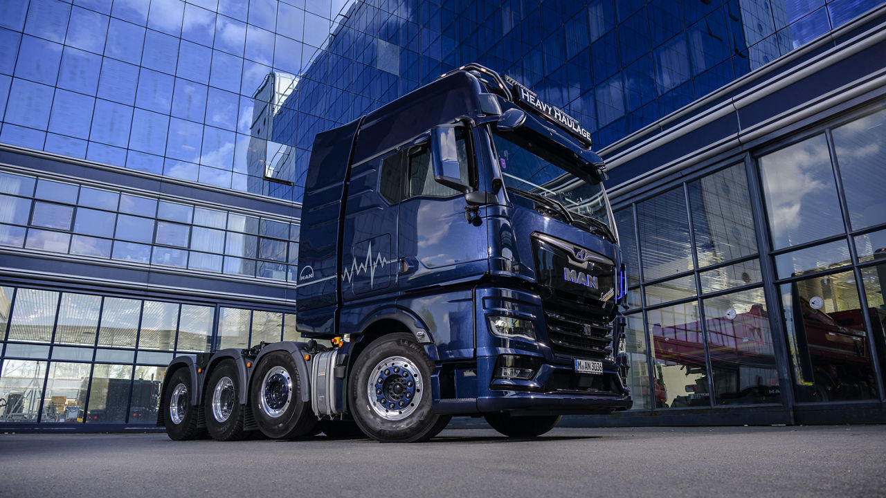 Der Kühlergrill des MAN TGX 35.640 ist mit den MAN Leuchtbuchstaben und den Aufkleber Commander ein echter Hingucker.